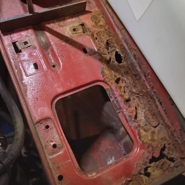 271125 1973 Mercedes 250 Battery Tray Corroded 4