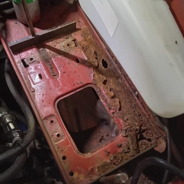 271125 1973 Mercedes 250 Battery Tray Corroded 5