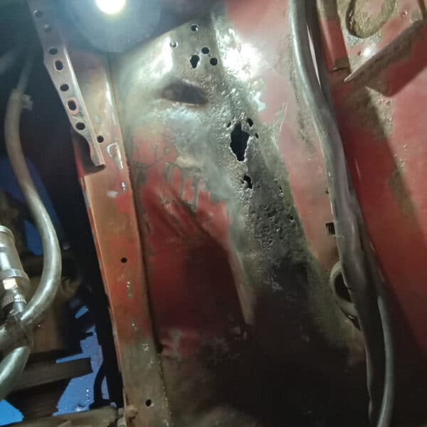 271125 1973 Mercedes 250 Battery Tray Rust and Wing Repairs 7