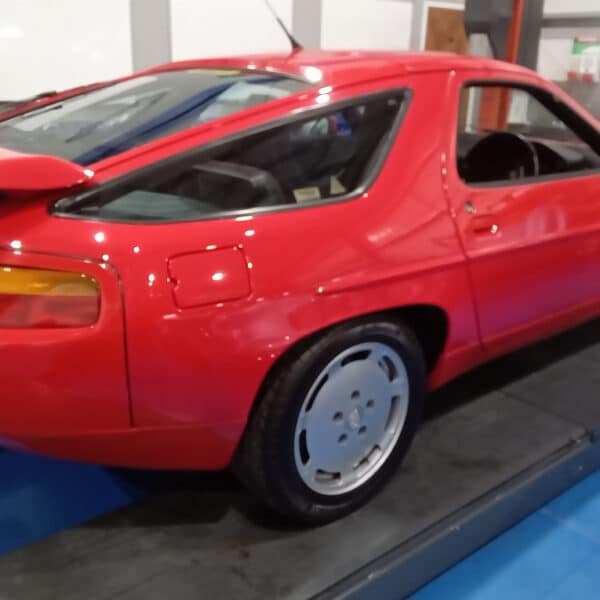 281125 1989 Porsche 928 PDI 9