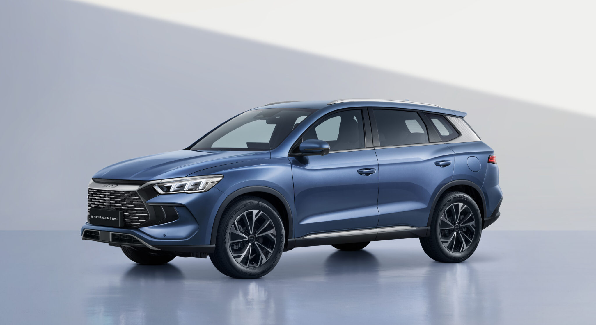 04a LHD Atlantis Blue Left Front 55A° download JPG RGB scaled