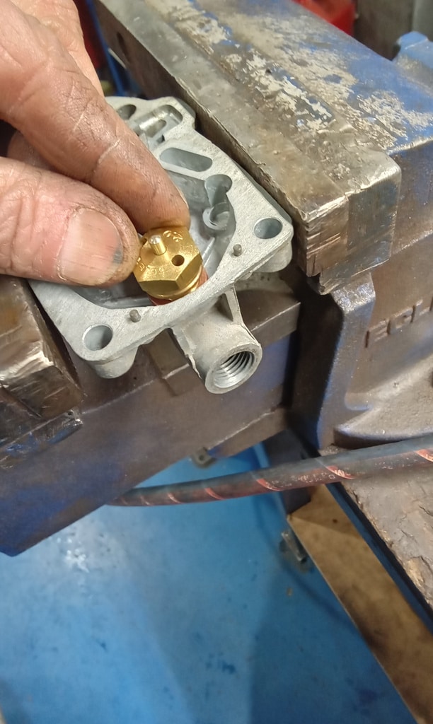 070126 1963 Morris LD Carburettor Teardown 6