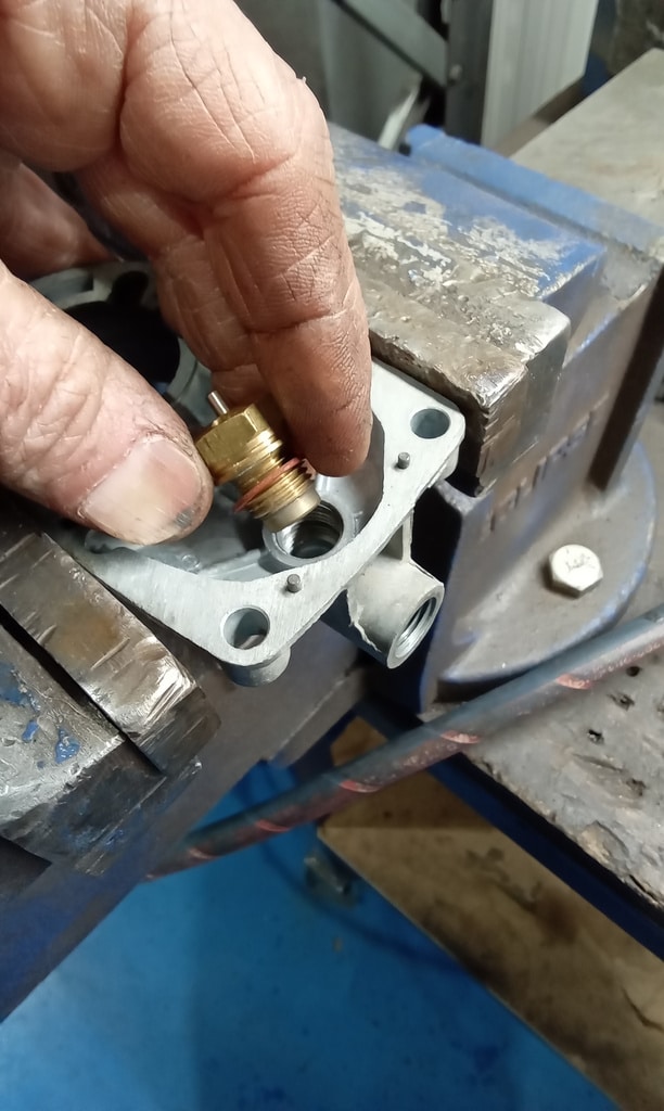 070126 1963 Morris LD Carburettor Teardown 8