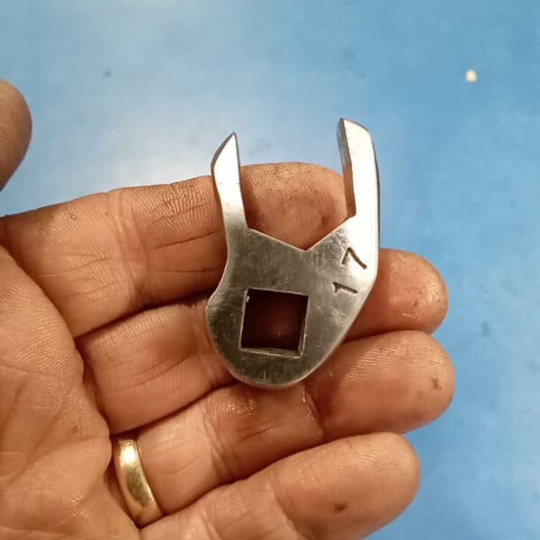 210126 1973 Mercedes 250 Tappets and Plugs 4