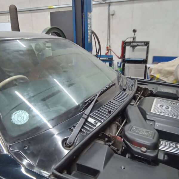 060226 1996 Bentley Continental R Windscreen Cover Removal