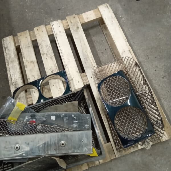 100226 1996 Bentley Continental R Front Teardown 3