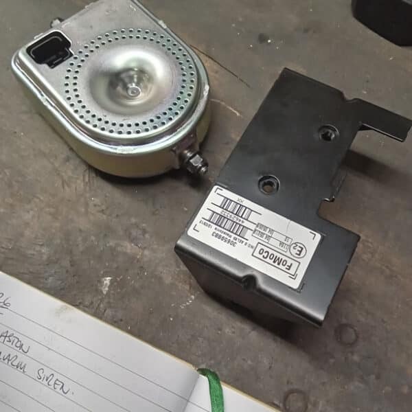 100226 2006 Aston Martin V8 Vantage Alarm Siren 9