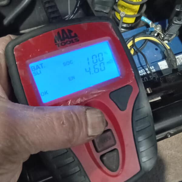 120226 2010 Land Rover Defender Battery Charge 2