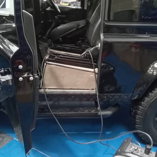 120226 2010 Land Rover Defender Battery Charge 4