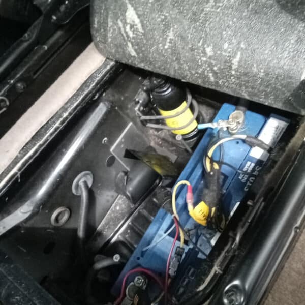 120226 2010 Land Rover Defender Battery Charge 5