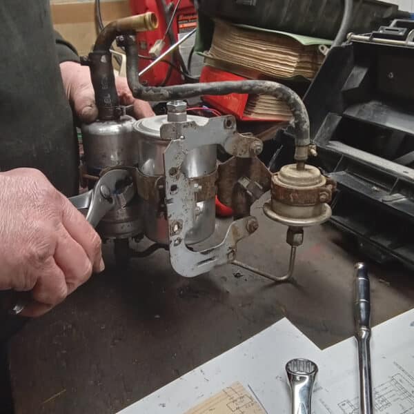 190226 1988 Mercedes 300SL Fuel Pump Removal and Car Running 2