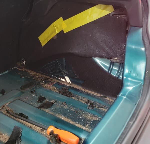 200226 1998 Citroen Saxo VTR Wheel Well Rust 5