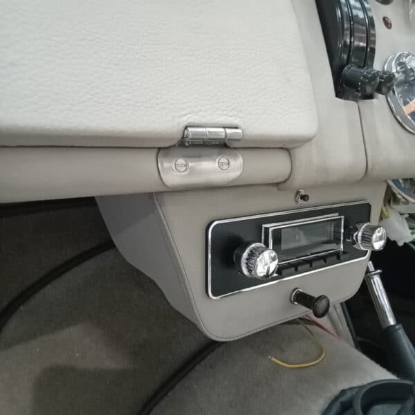 270226 1960 Jensen 541R Glovebox 3