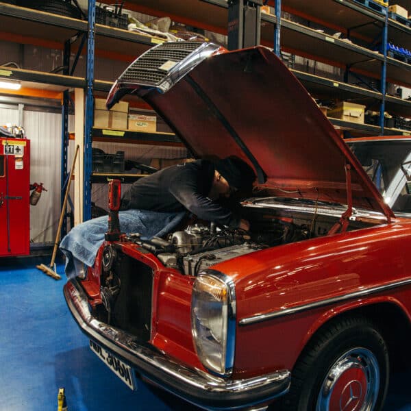 280126 1973 Mercedes 250 New Carbs 9