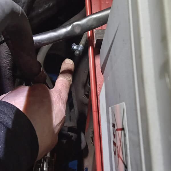 290126 1973 Mercedes 250 Caburettor Set Up and Fit 7