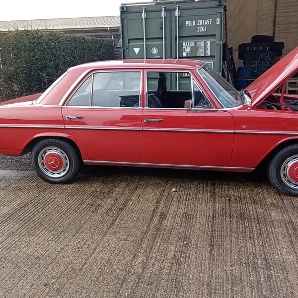 290126 1973 Mercedes 250 Road Test 2