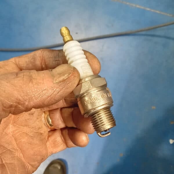 050326 1947 Morris 8 Spark Plugs and Carbs 3