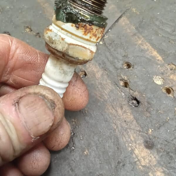 050326 1947 Morris 8 Spark Plugs and Carbs 4