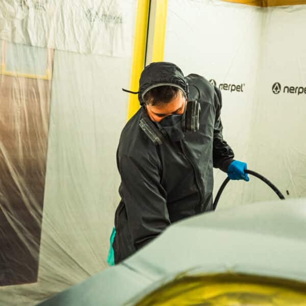 050326 1975 MGB GT V8 in Polyfan 40