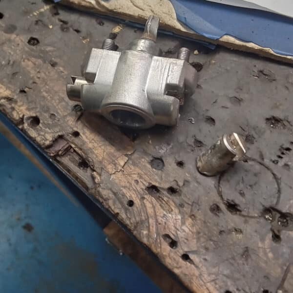 110326 1970 MGB GT Diff Cover Overflow Pipe Strip Rear Brakes and Offside Adjusters 4