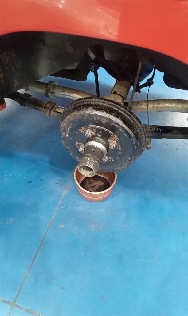 120326 1970 MGB GT Repairs on brakes 3