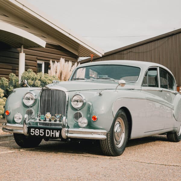 130326 1959 Jaugar MkIX arrival