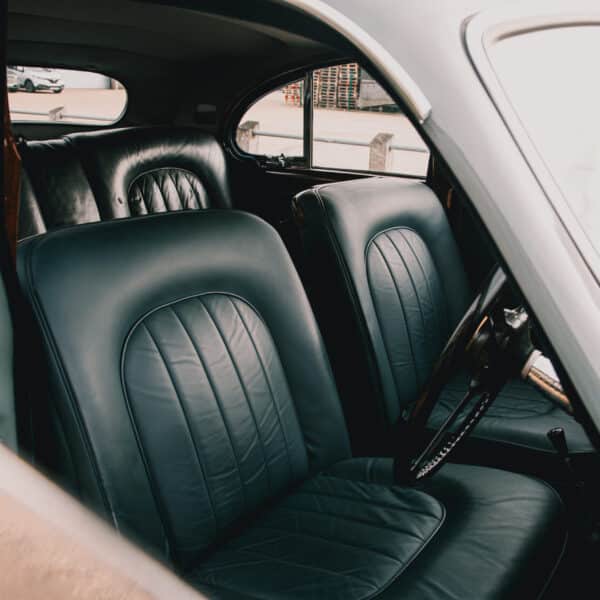 130326 1959 Jaugar MkIX arrival 9