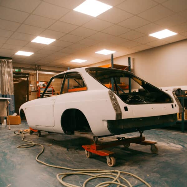 130326 1975 MGB GT V8 Bodyshell Workshop BTS 3 1