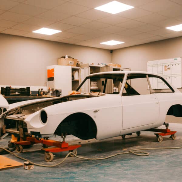 130326 1975 MGB GT V8 Bodyshell Workshop BTS