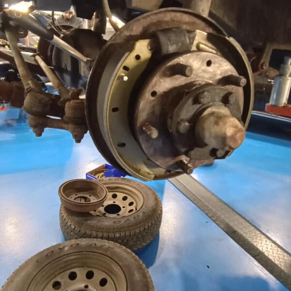 130326 1983 Land Rover Series 3 Brake Shoes and NSR Wheel Cylinder 3