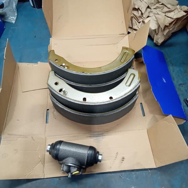 130326 1983 Land Rover Series 3 Brake Shoes and NSR Wheel Cylinder 4