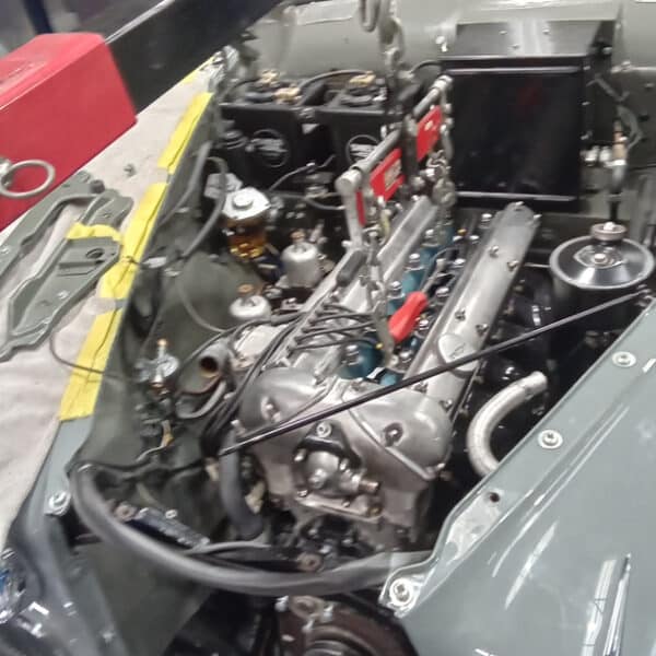 080426 1959 Jaguar MkIX engine and gearbox refit 4