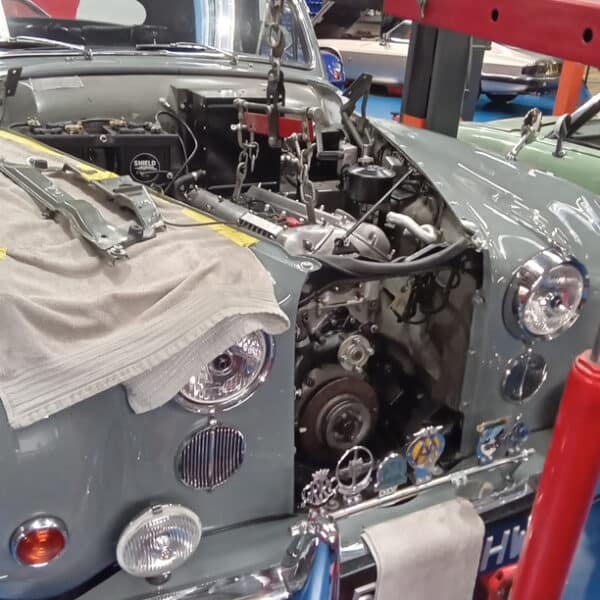080426 1959 Jaguar MkIX engine and gearbox refit 5