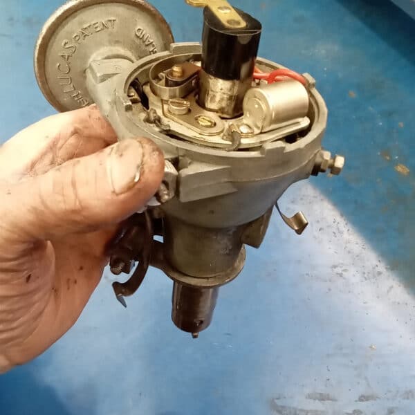 090426 1959 Jaguar MkIX New Distributor 2