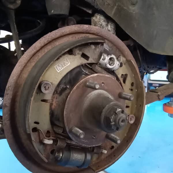 090426 1978 MGB GT Inspection 3