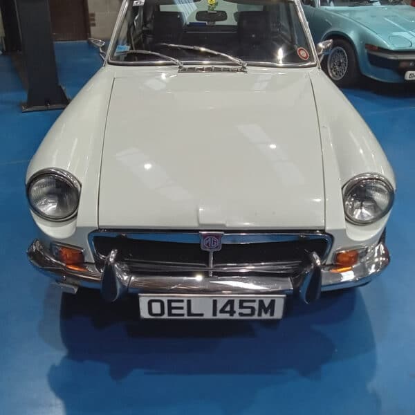 100426 1973 MGB GT White Carb Tune 6