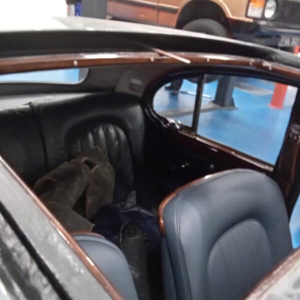110426 1959 Jaguar MkIX Sunroof 5
