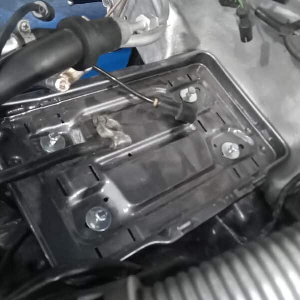 140426 1987 Mercedes 500SL engine bay refit 4