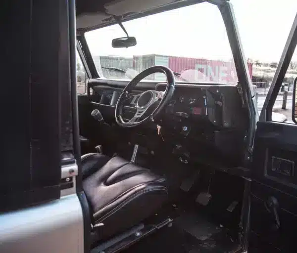 1987 Land Rover Defender V8 Arrival 6 768x512.jpg