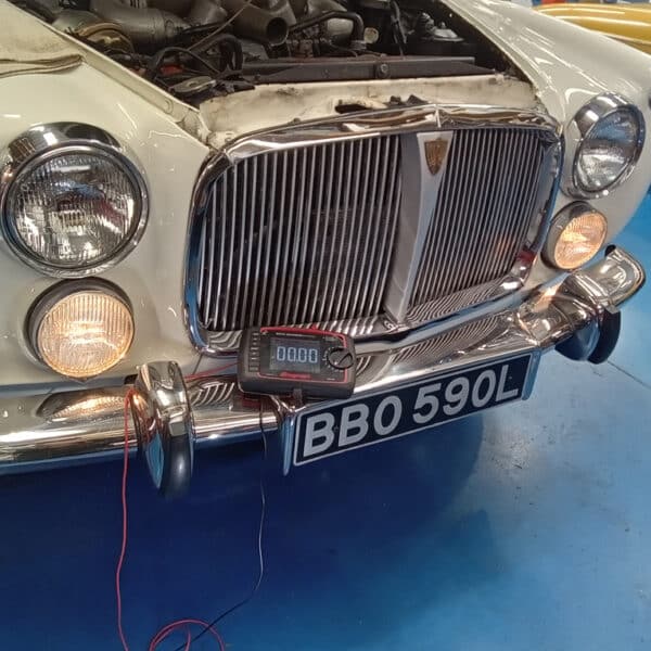 2042026 1972 Rover P5 repairs 1