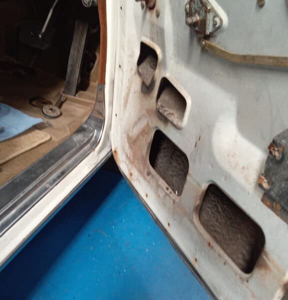 2042026 1972 Rover P5 repairs 15