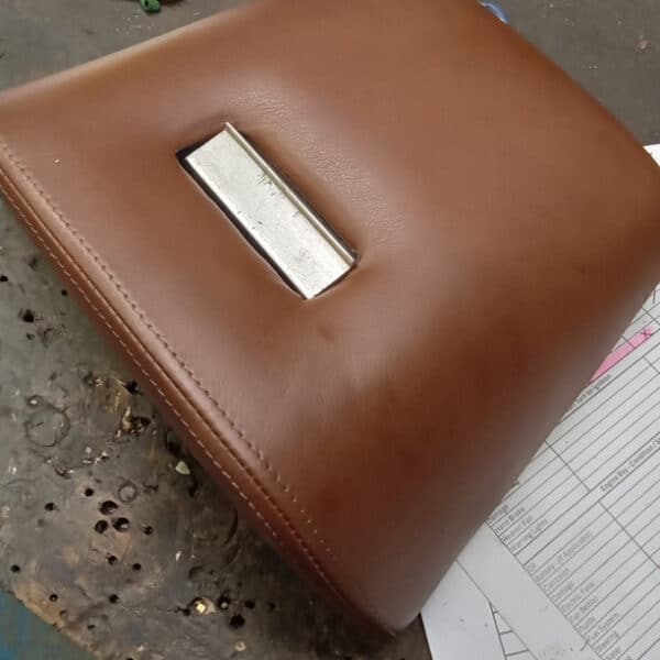 2042026 1972 Rover P5 repairs 17