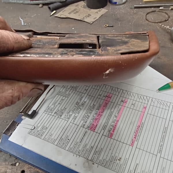 2042026 1972 Rover P5 repairs 19