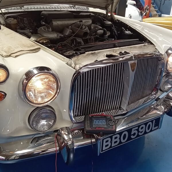 2042026 1972 Rover P5 repairs 2