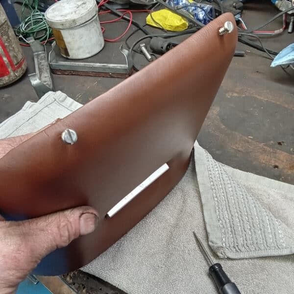 2042026 1972 Rover P5 repairs 20