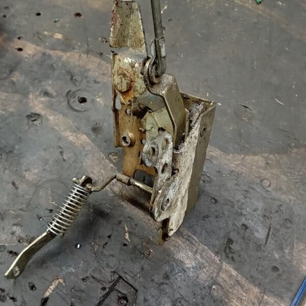 2042026 1972 Rover P5 repairs 21