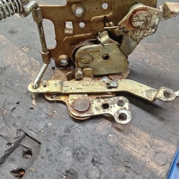 2042026 1972 Rover P5 repairs 22