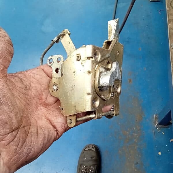 2042026 1972 Rover P5 repairs 23