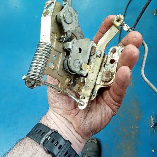 2042026 1972 Rover P5 repairs 24