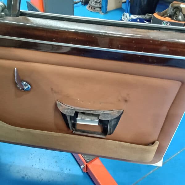 2042026 1972 Rover P5 repairs 26